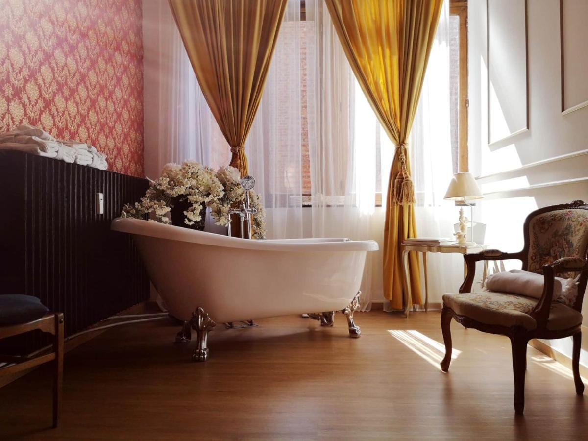 Love Nest Versailles - Unique Louis XIV Decoration - Calm Location Right In City Center Namur  Exterior foto
